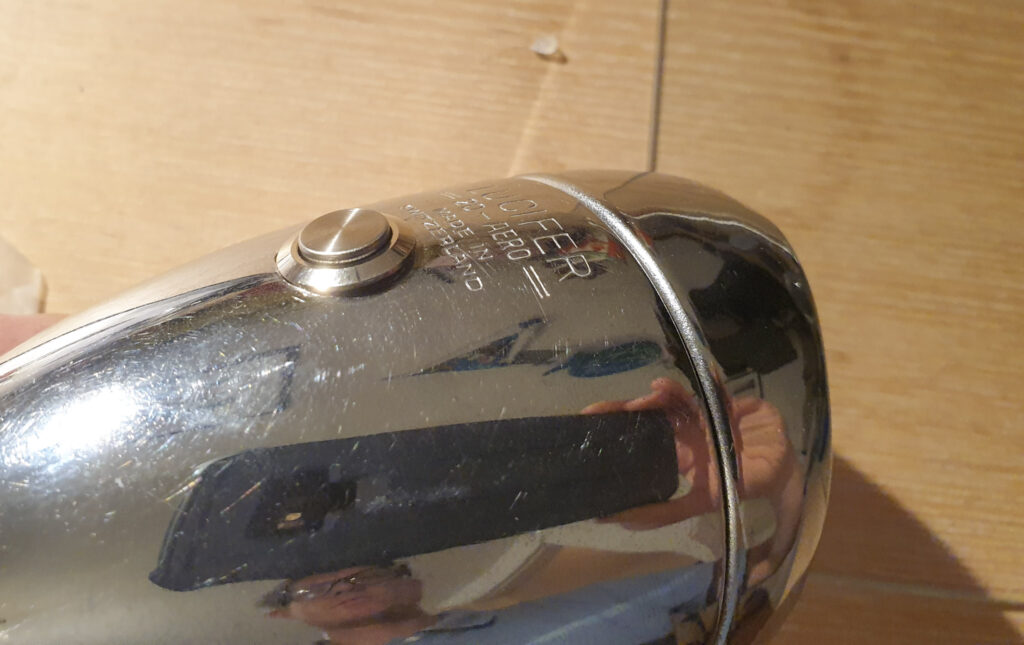 Druckschalter auf der alten Lucifer Fahrradlampe
