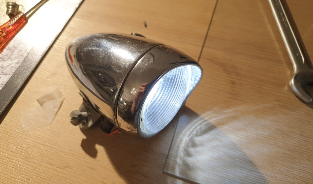 LED und Batterie in der alten Fahrradlampe