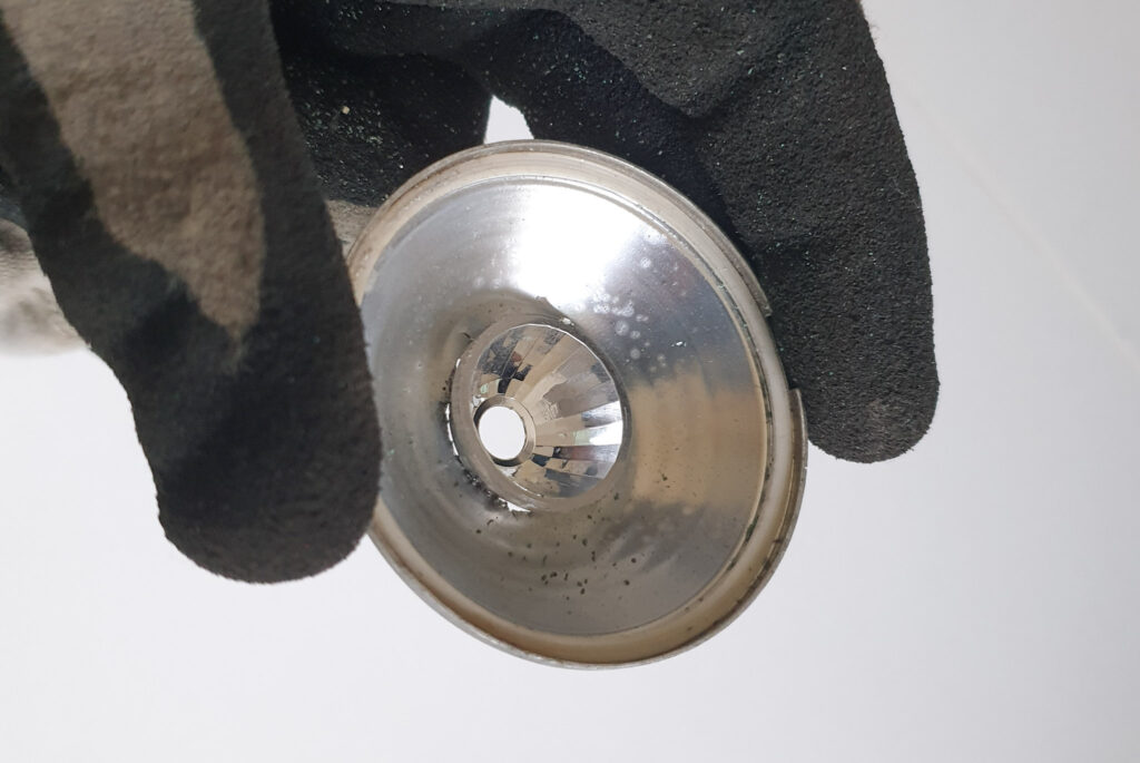 Der angepasste Spiegel der alten Fahrradlampe