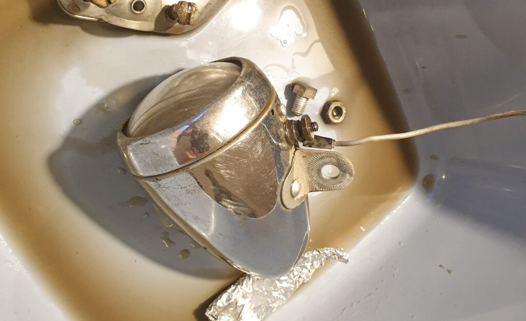 Polieren der alten Retro Fahrradlampe mit Coke und Alufolie